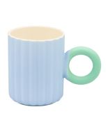 Niebieski kubek szeroko ryflowany