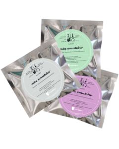 Trzy saszetki losowo wybranej herbaty