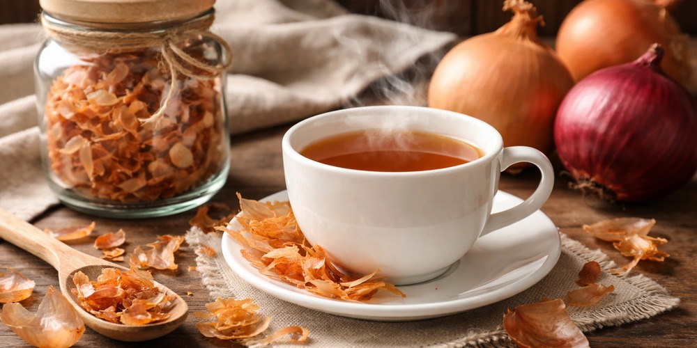 Herbata z łupin cebuli: na co pomaga?