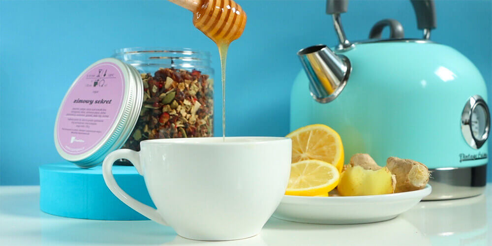 Dlaczego nie powinno się dodawać miodu i cytryny do gorącej herbaty?